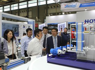 京城機(jī)電黨委書記、董事長阮忠奎一行蒞臨華德液壓展位參觀調(diào)研